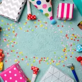 Regalos, sombreros de fiesta y confeti listos para ayudarte a organizar un cumpleaños inolvidable. ¡La celebración está a punto de comenzar!