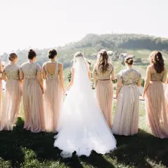 Novia y damas de honor con vestidos a juego, un ejemplo de dress code para bodas.