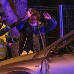 Guardia Civil detiene a hombre con las manos en alto. Quizás no supo como hacer una fiesta privada legal.