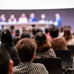 Público atento en una conferencia, un evento organizado por **empresas organizadoras de eventos**.