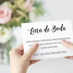 Tarjeta con "Lista de Boda" y detalles bancarios, sostenida por una mano.