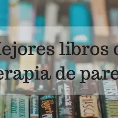 Estantería con **libros de terapia de pareja**.