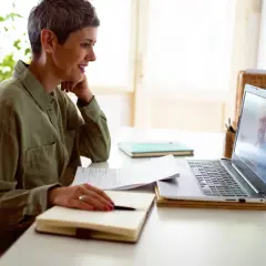 Mujer sonríe mientras asiste a un curso de facturación electrónica SEPE online.