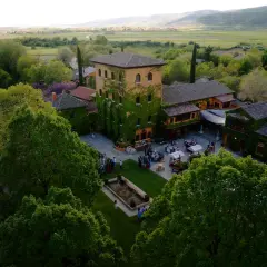 Un lugar idílico donde celebrar las bodas de oro. Un complejo rural con torreón cubierto de hiedra, jardines y un estanque, ideal para eventos.