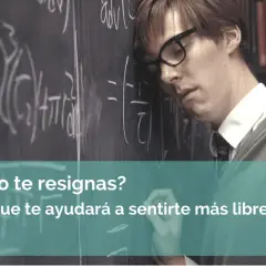 Un hombre apoya la cabeza en una pizarra llena de ecuaciones. El texto pregunta: "¿Aceptas o te resignas? El cambio que te ayudará a sentirte más libre". La aceptación es clave.