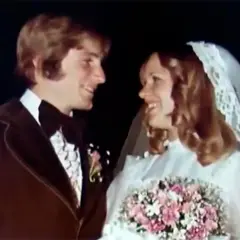 Novios sonriendo, ella con velo y ramo, él con traje. Un recuerdo de bodas a los 20 años.