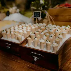 Deliciosos conos de crema con decoración verde, perfectos para bodas low cost.