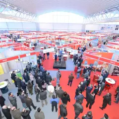 Vista aérea de una feria comercial, con puestos y asistentes. Un ejemplo de cómo organizar una feria exitosa.