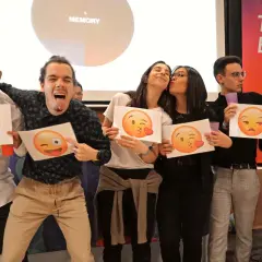 Jóvenes celebrando fiestas de empresa con emojis. Unos hacen muecas, otros se dan besos, y otros muestran caras de enfado.