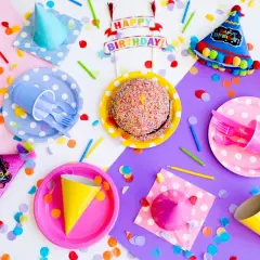 Ideas para celebrar cumpleaños en casa: pastel, sombreros, confeti y platos de colores. ¡Fiesta lista!