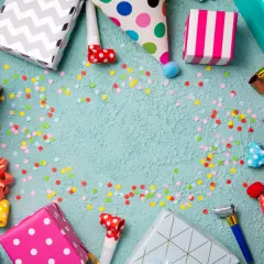 Regalos, sombreros de fiesta y confeti listos para ayudarte a organizar un cumpleaños inolvidable. ¡La celebración está a punto de comenzar!