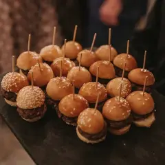 Mini hamburguesas perfectas para un menú infantil de boda.