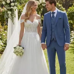 Novia con vestido blanco y novio con traje azul, perfectos para el dress code bodas.