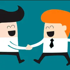 Dos hombres de negocios sonríen y se dan la mano, mostrando asertividad positiva en un acuerdo.