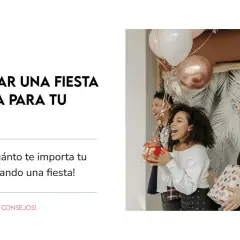 Jóvenes ríen y sostienen regalos en una fiesta sorpresa de cumpleaños, rodeados de globos.