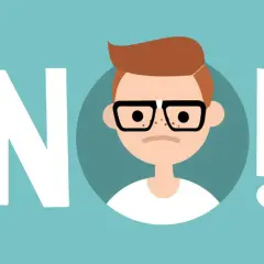 Chico con gafas y pecas, rodeado por la palabra "NO!". Aprende a decir no con ejemplos claros.