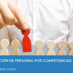 Curso de selección de personal. Mano elige figura roja entre otras de madera. Modalidad online.