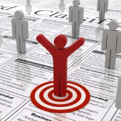 Un hombre rojo celebra sobre anuncios de empleo, simbolizando la búsqueda de un certificado profesionalidad nivel 3.