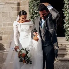 Novios saliendo de la iglesia, ella con un vestido elegante y él con traje, mostrando diferentes estilos de boda.