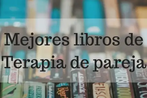 Estantería con **libros de terapia de pareja**.