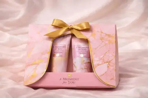Un set de regalo rosa con mármol dorado y un lazo dorado, perfecto para el día de la madre. Contiene lociones "A Moment for You".