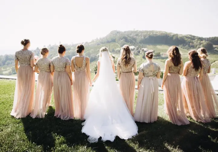 Novia y damas de honor con vestidos a juego, un ejemplo de dress code para bodas.