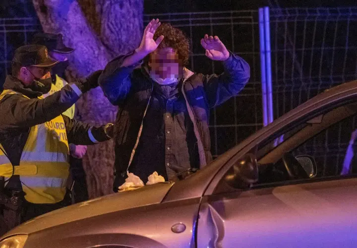 Guardia Civil detiene a hombre con las manos en alto. Quizás no supo como hacer una fiesta privada legal.