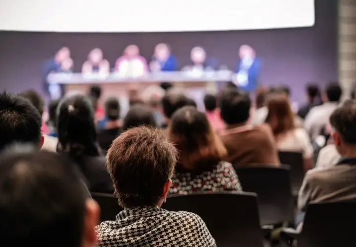Público atento en una conferencia, un evento organizado por **empresas organizadoras de eventos**.