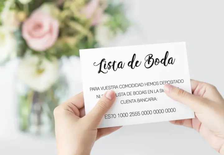 Tarjeta con "Lista de Boda" y detalles bancarios, sostenida por una mano.