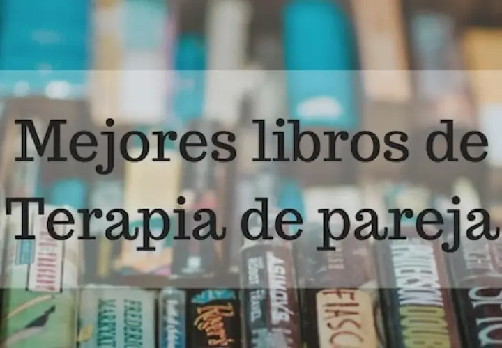 Estantería con **libros de terapia de pareja**.