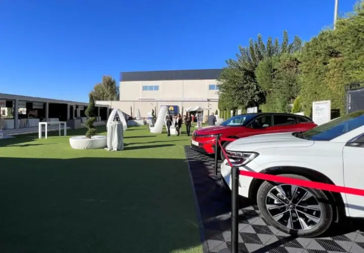 Un roadshow que es: coches nuevos en exposición al aire libre, con stands y gente paseando.