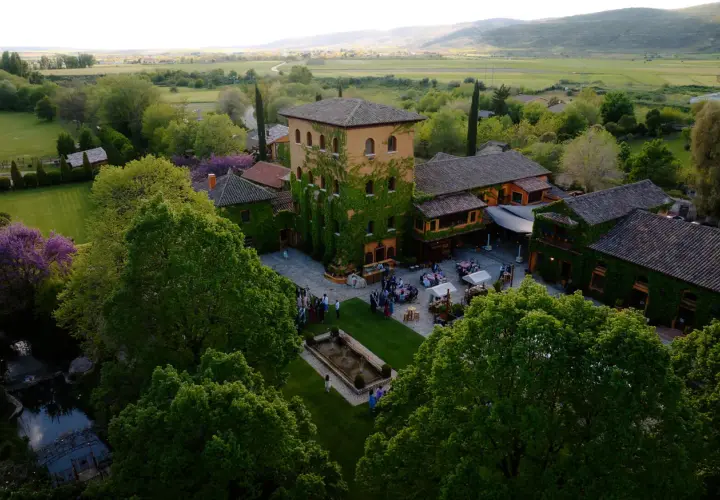 Un lugar idílico donde celebrar las bodas de oro. Un complejo rural con torreón cubierto de hiedra, jardines y un estanque, ideal para eventos.