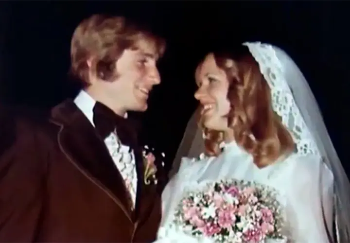 Novios sonriendo, ella con velo y ramo, él con traje. Un recuerdo de bodas a los 20 años.