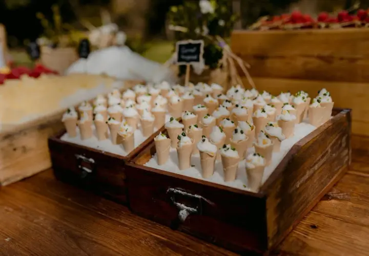 Deliciosos conos de crema con decoración verde, perfectos para bodas low cost.