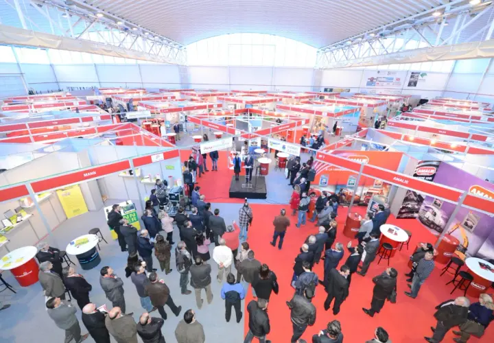Vista aérea de una feria comercial, con puestos y asistentes. Un ejemplo de cómo organizar una feria exitosa.