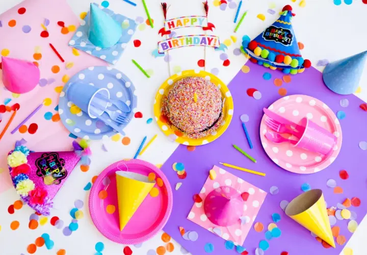 Ideas para celebrar cumpleaños en casa: pastel, sombreros, confeti y platos de colores. ¡Fiesta lista!
