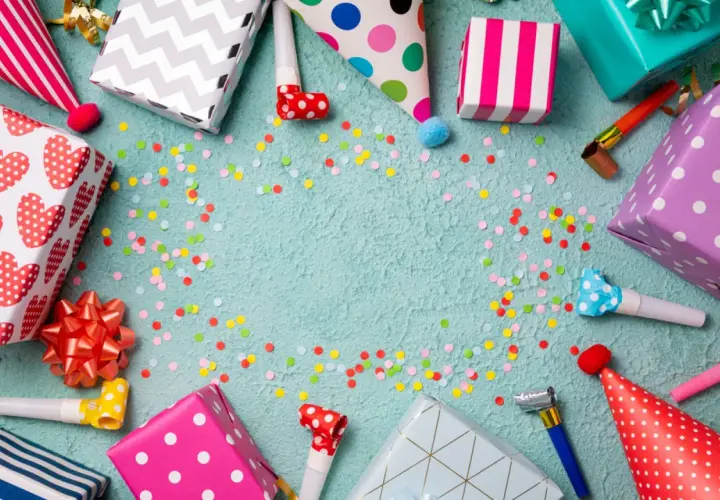 Regalos, sombreros de fiesta y confeti listos para ayudarte a organizar un cumpleaños inolvidable. ¡La celebración está a punto de comenzar!