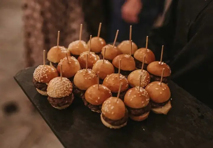 Mini hamburguesas perfectas para un menú infantil de boda.
