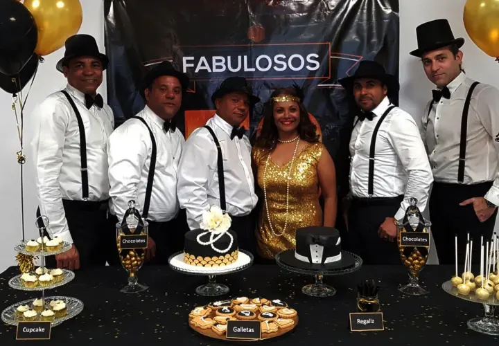 Grupo celebra una fiesta temática de los años 20 con un pastel, galletas y dulces. ¡Una auténtica celebración de cumpleaños!