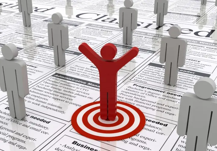 Un hombre rojo celebra sobre anuncios de empleo, simbolizando la búsqueda de un certificado profesionalidad nivel 3.