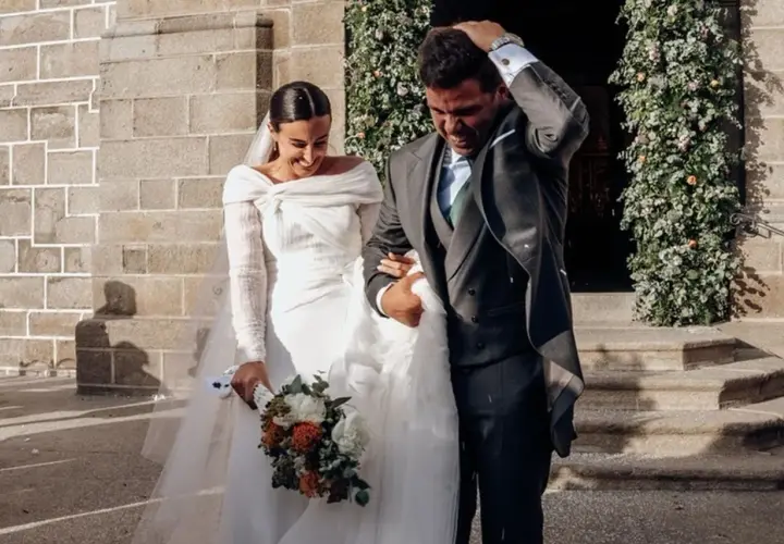 Novios saliendo de la iglesia, ella con un vestido elegante y él con traje, mostrando diferentes estilos de boda.