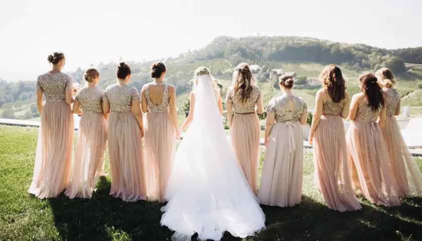 Novia y damas de honor con vestidos a juego, un ejemplo de dress code para bodas.