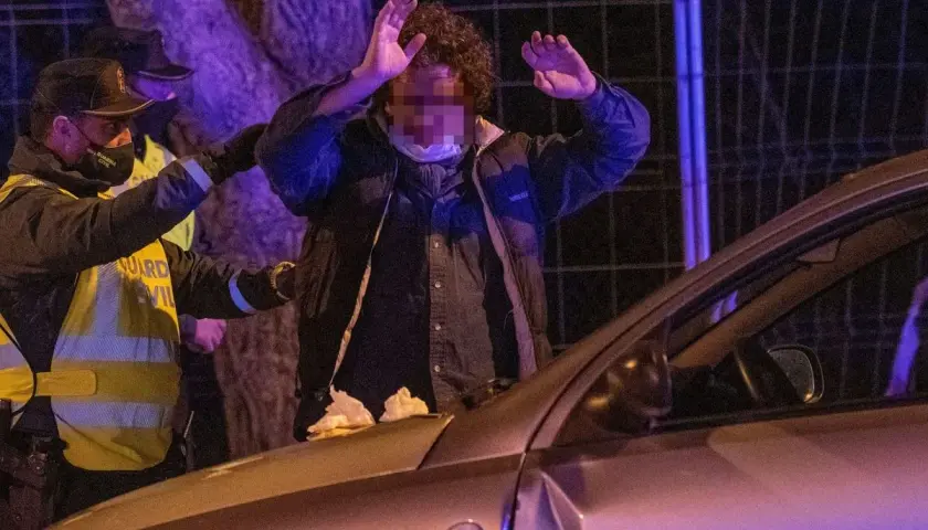 Guardia Civil detiene a hombre con las manos en alto. Quizás no supo como hacer una fiesta privada legal.