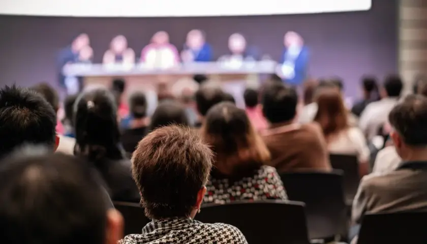 Público atento en una conferencia, un evento organizado por **empresas organizadoras de eventos**.