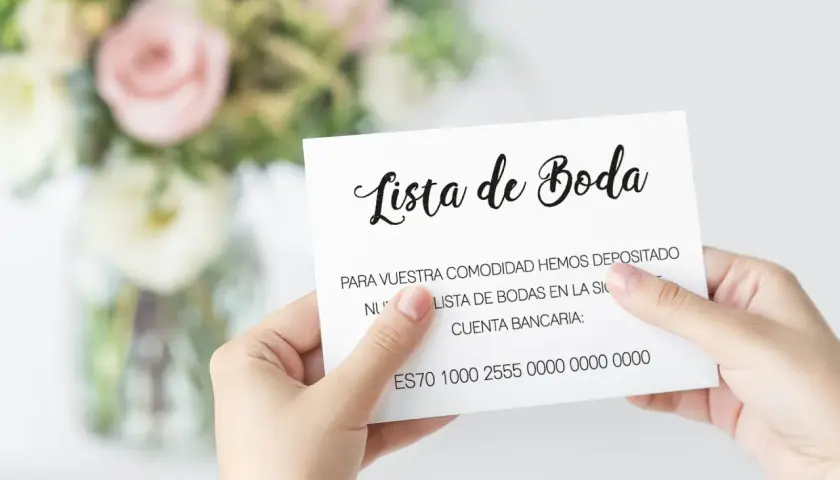 Tarjeta con "Lista de Boda" y detalles bancarios, sostenida por una mano.
