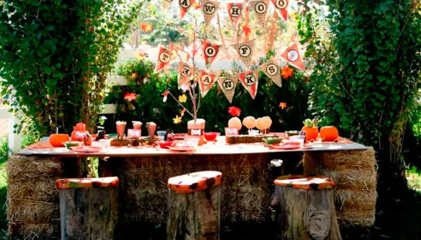 Mesa rústica con decoración otoñal para adultos, ideas para cumpleaños al aire libre fáciles. ¡Perfecta para una celebración campestre!