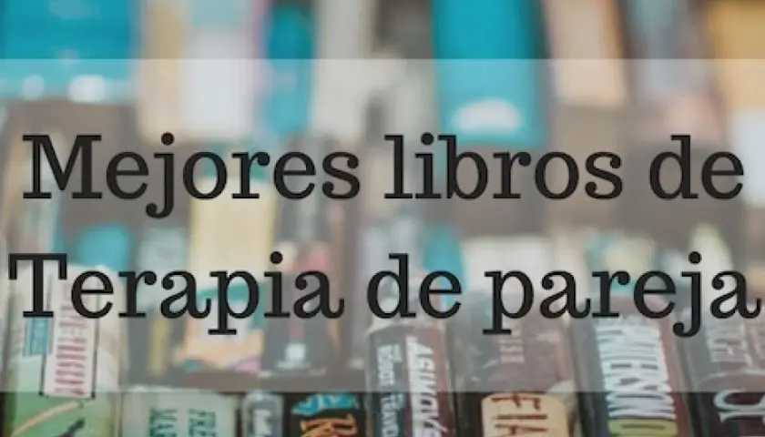 Estantería con **libros de terapia de pareja**.