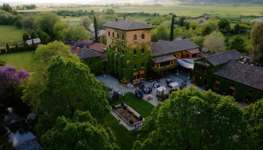 Un lugar idílico donde celebrar las bodas de oro. Un complejo rural con torreón cubierto de hiedra, jardines y un estanque, ideal para eventos.