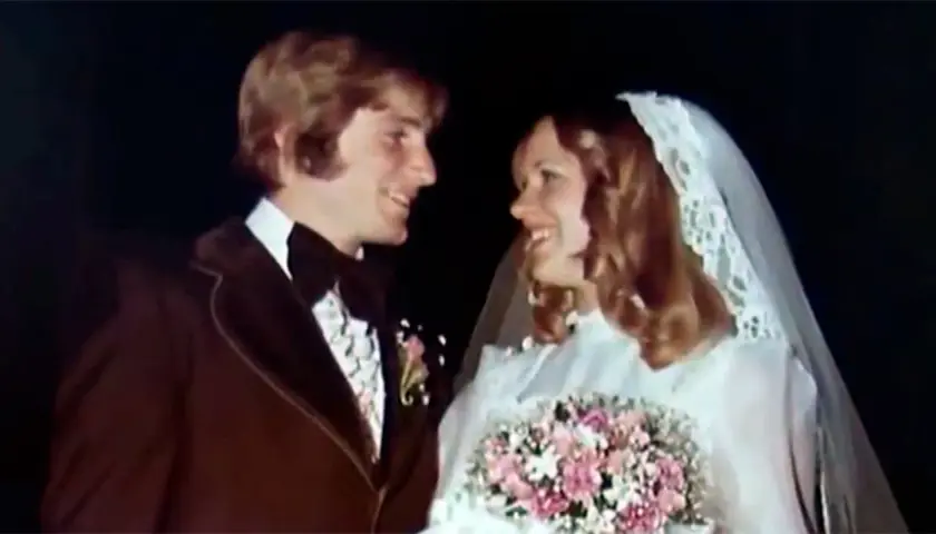 Novios sonriendo, ella con velo y ramo, él con traje. Un recuerdo de bodas a los 20 años.