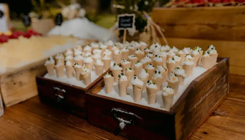 Deliciosos conos de crema con decoración verde, perfectos para bodas low cost.